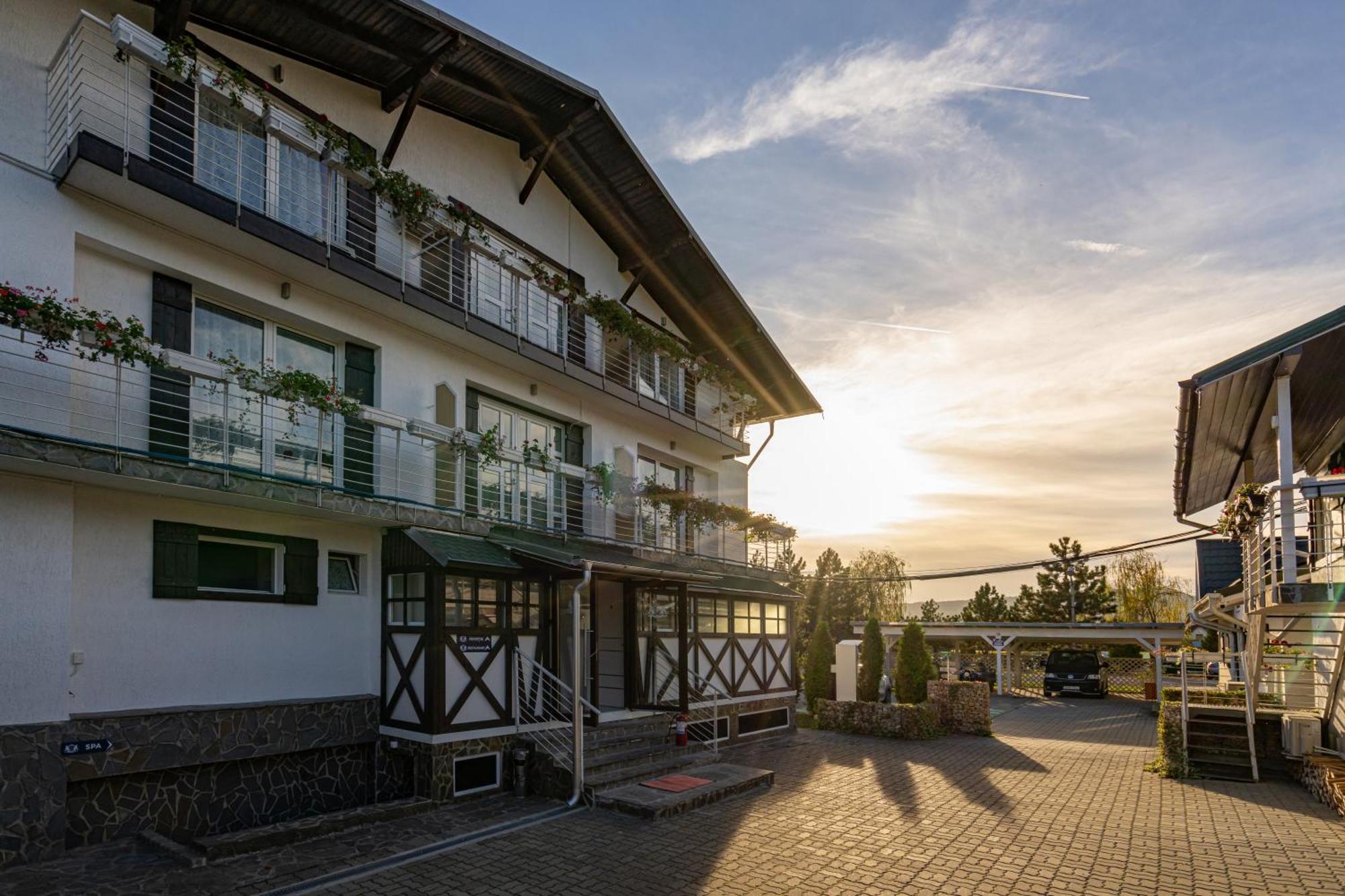 Hotel Casa Augsburg Băneşti Exteriér fotografie